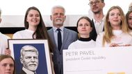Prezident Petr Pavel představil svůj oficiální portrét i sadu poštovních známek.