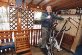 Manžel Vašek je typickým kutilem a chatu neustále zvelebuje. V létě oba vyráží na kola po okolí, v zimě se spokojí s rotopedy na pergole.