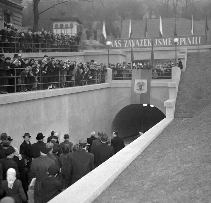 Záběr pořízený při otevření pěšího tunelu vedoucí pod vrchem Vítkov ze Žižkova do Karlína. 19. prosinec 1953.