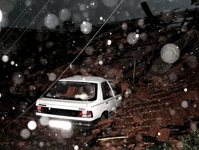 Strom v Domašíně na Rychnovsku spadl na střechu stodoly - a ta následně na osobní vozidlo.