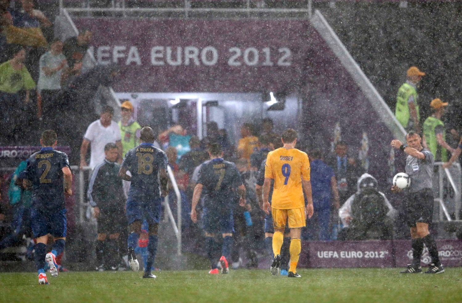 Silný déšť v utkání Ukrajiny s Francií ve skupině D na Euru 2012