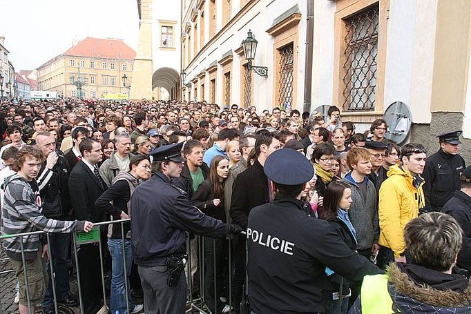 Davy lidí se mezi tím snaží dostat na Hradčanské náměstí.