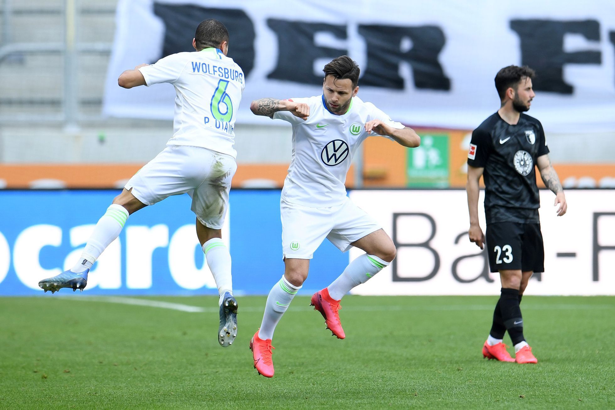 Hráči Wolfsburgu slaví gól v zápase s Augsburgem