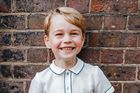 Rozesmátý princ George slaví páté narozeniny. Královská rodina zveřejnila jeho novou fotografii