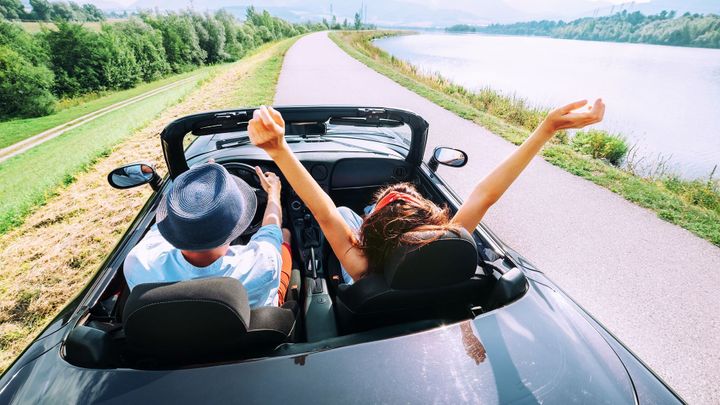 Půjčujete si auto v zahraničí? Pozor na pojištění i malé písmo na konci smlouvy