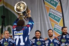 Živě: Odstartovala hokejová Tipsport extraliga. Kometa porazila Třinec 5:4 na nájezdy