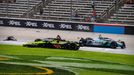 Havárie po startu závodu IndyCar XPEL 375 na oválu Texas Motor Speedway - Ed Jones (18) a Dalton Kellett (4)