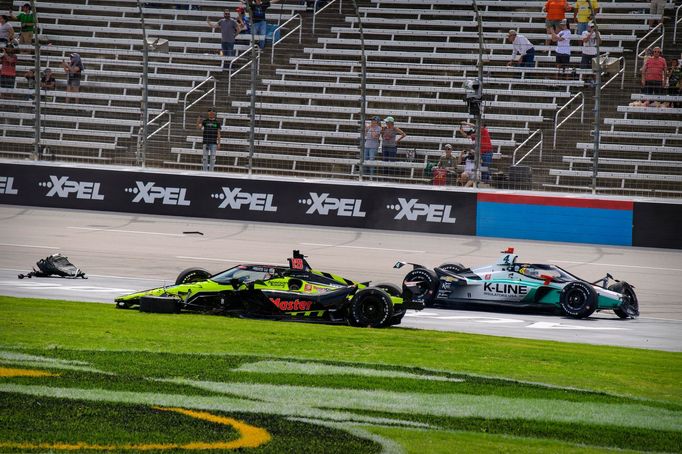 Havárie po startu závodu IndyCar XPEL 375 na oválu Texas Motor Speedway - Ed Jones (18) a Dalton Kellett (4)