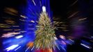 The tree is lit for the 80th Annual Rockefeller Center Christmas Tree Lighting Ceremony in New York, November 28, 2012. Picture taken with a zoom burst. REUTERS/Carlo Allegri (UNITED STATES - Tags: SOCIETY ENTERTAINMENT) Published: Lis. 29, 2012, 2:33 dop.