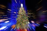 Efektní podívanou skýtá i pohled do New Yorku, kde před budovou Rockefeller Center vztyčili vánoční strom.