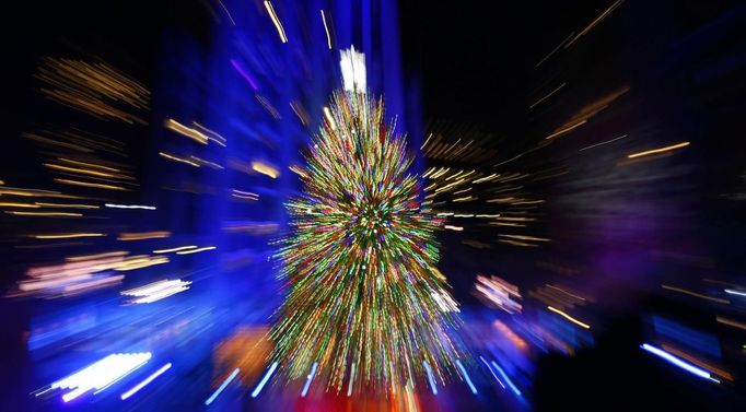 The tree is lit for the 80th Annual Rockefeller Center Christmas Tree Lighting Ceremony in New York, November 28, 2012. Picture taken with a zoom burst. REUTERS/Carlo Allegri (UNITED STATES - Tags: SOCIETY ENTERTAINMENT) Published: Lis. 29, 2012, 2:33 dop.