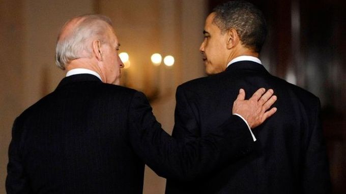 Baracka Obama s viceprezidentem Joem Bidenem. V Kongresu s reformou zvítězili.