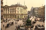 Náměstí a křižovatka Piccadilly Circus byly už v té době rušným dopravním uzlem.
