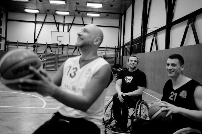 Zleva: trenér Jaroslav Menc, triatlonista Zbyněk Švehla a pardubický basketbalista Tomáš Nevěčný na tréninku v Praze.