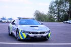 Na české policejní BMW i8 si dejte pozor i za hranicemi s Německem. Jezdí tam kontrolovat řidiče