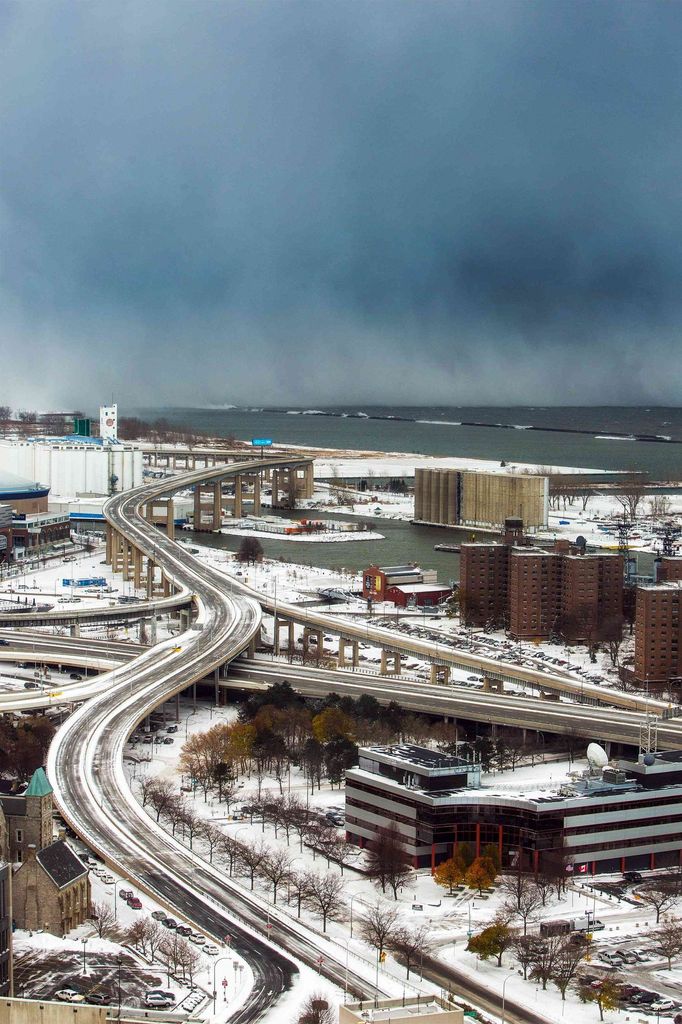 Bouřkové mraky a ženoucí se sníh na jezeře Erie v Buffalo, New York