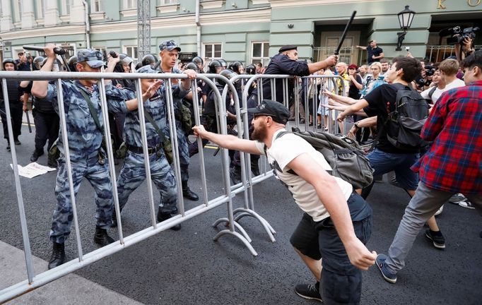 Policisté zasahují v Moskvě při protestech proti plánované důchodové reformě.