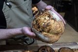 Při pečení chleba Arnorsson zásadně používá mouku mletou na kamenných mlýnech. "Chleba má díky ní až o 80 procent vyšší nutriční hodnoty, než kdybychom do těsta přidávali běžně dostupnou průmyslovou mouku. Těsto navíc necháváme zrát v průměru šestnáct až osmnáct hodin, díky čemuž má nižší podíl lepku a chleba se pak lidem lépe tráví," vysvětluje.
