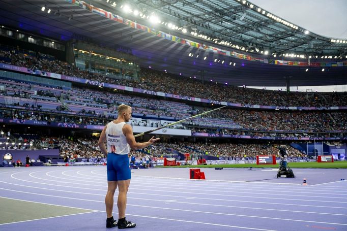 Český atlet Jakub Vadlejch ve finále oštěpu na OH 2024 v Paříži