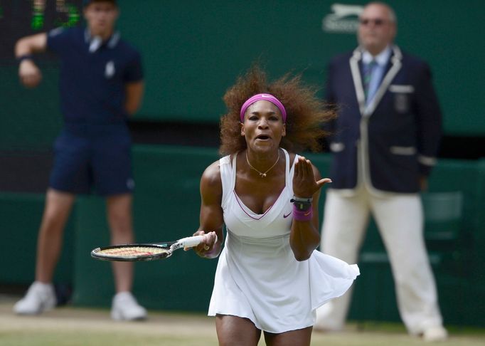 Americká tenistka Serena Williamsová ve finále Wimbledonu 2012 v utkání s Polkou Agnieszkou Radwaňskou.