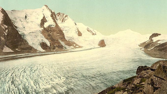 Ledovec na snímku z roku 1890 a na záběrech ze současné doby. Rozdíl je velký. Starý snímek je ze sbírek knihovny amerického Kongresu