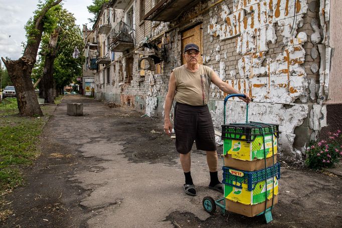 Město Orichiv na jihovýchodě Ukrajiny. Rusové jsou odtud jen pár kilometrů, město rok denně ostřelují a z původních obyvatel jich tu zbyla jen hrstka.