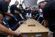Těla mrtvých, kteří zahynuli po sestřelení letu MH17 letecké společnosti Malaysia Airlines, se vrátila pozůstalým.