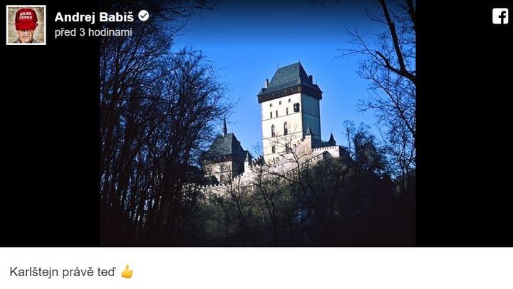 Babiš je na Karlštejně, ve sněmovně chybí. Na výlet jezděte ve volnu, vzkázali Piráti