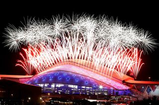 Soči 2014, závěrečný ceremoniál: ohňostroj nad stadionem Fišt