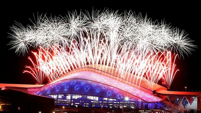 Soči 2014, závěrečný ceremoniál: ohňostroj nad stadionem Fišt