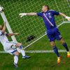 Ruský brankář Vjačeslav Malafejev vyráží střelu Řeka Dimitrise Salpingidise v utkání skupiny A na Euru 2012