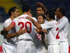 Fotbalisté Turecka se radují z gólu v zápase s Moldavskem.