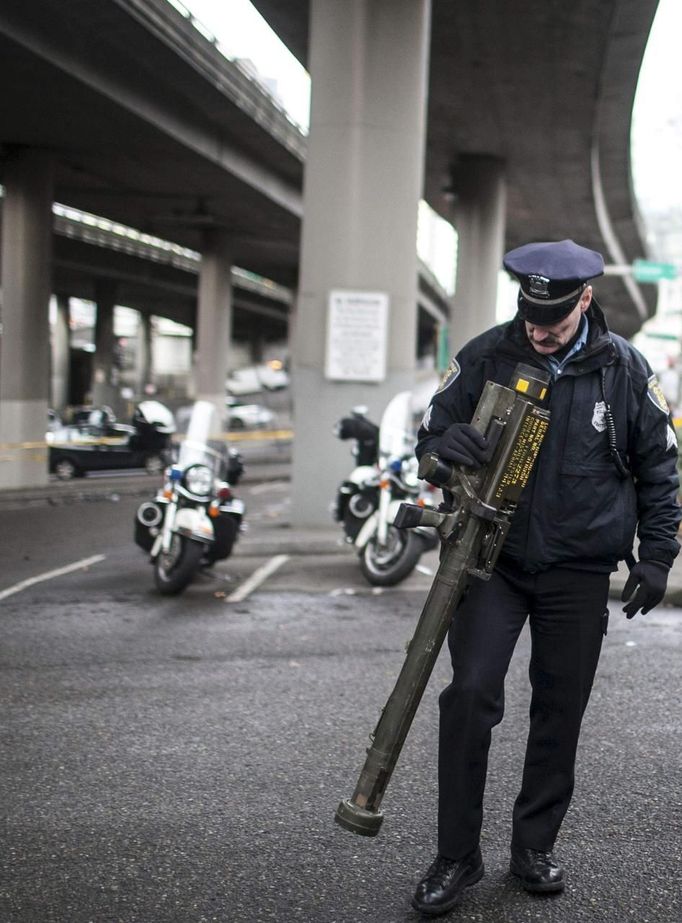 REFILE - CLARIFYING CAPTION Seattle Police Department Sgt. Paul Gracy looks over a seized a missile launcher purchased outside a gun buyback program in Seattle, Washington January 26, 2013. Police said they would determine if the weapon can be legally owned by the public, in which case the weapon would be returned to its owner. If possession of the launcher is illegal, police said, the owner will receive a gun buyback voucher. REUTERS/Nick Adams (UNITED STATES - Tags: POLITICS SOCIETY) Published: Led. 28, 2013, 5:13 odp.