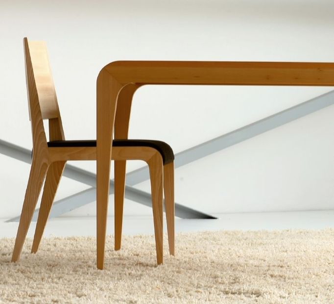 Oceněný výrobek v soutěži Nábytek roku 2012 - soubor stůl a židle Cetus, výrobce Situs furniture s.r.o. (design Petr Šebela)