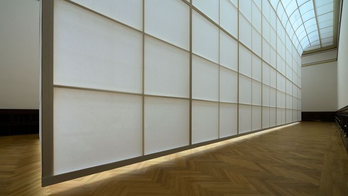 Návštěvník pražské Galerie Rudolfinum se v okolí instalace noří do zvukového pole nekonečné, nikdy se neopakující hudby Briana Ena.