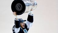 Kapitán Los Angeles Kings Dustin Brown se mazlí se Stanley Cupem...