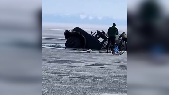 Video, ze kterého mrazí. Naložený ZIL se propadl do Bajkalu, druhý se zasekl o led