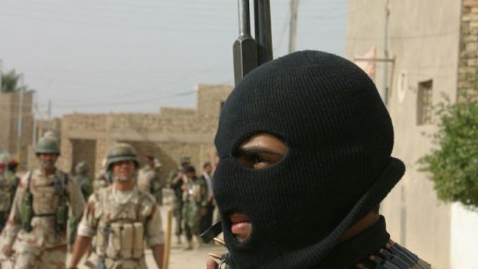 Irácký voják na hlídce ve městě Diváníja severně od Bagdádu.