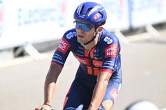 Lehl si na asfalt, odřel loket. Přesto jediný Čech na Tour bojoval o etapový triumf