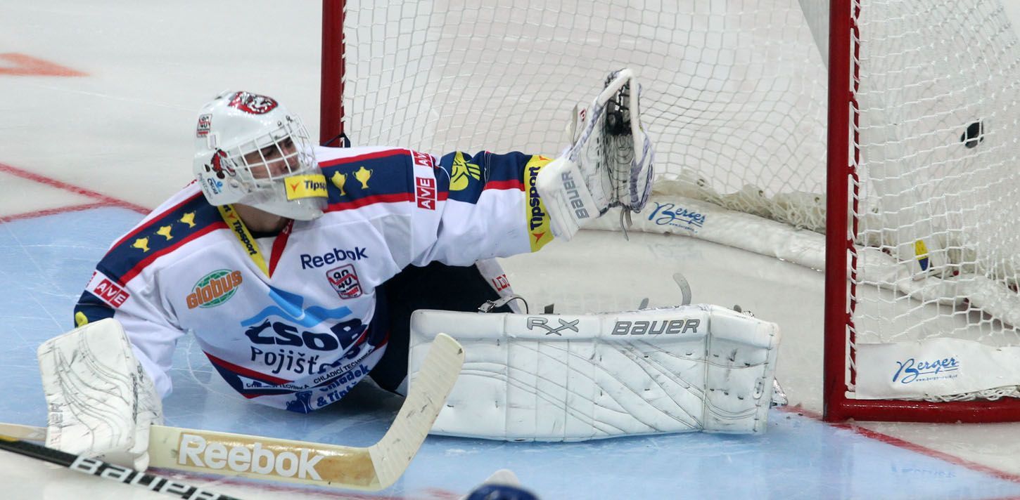 Hokejový brankář Pardubic Martin Růžička inkasuje gól v 5. kole Tipsport extraligy 2012/13 s Kladnem.