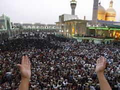 Shromáždění u svatyně imáma Músy al-Kádhima v Bagdádu