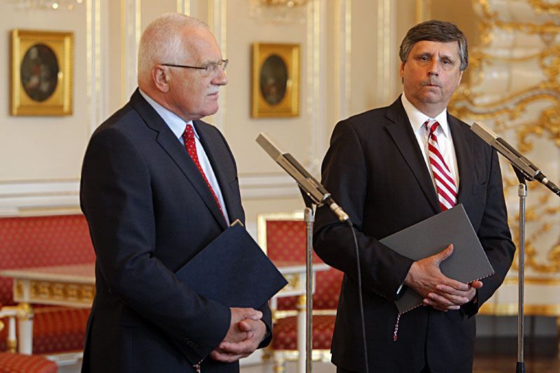 Vláda dává demisi, prezident ji příjmá