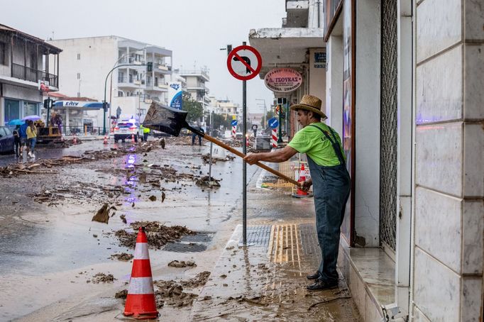 Silné přívalové deště v centrálním Řecku způsobily povodně.