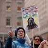 Demonstanti, kteří protestují proti ropovodu Dakota Access, před Mizuho Bank v New Yorku.