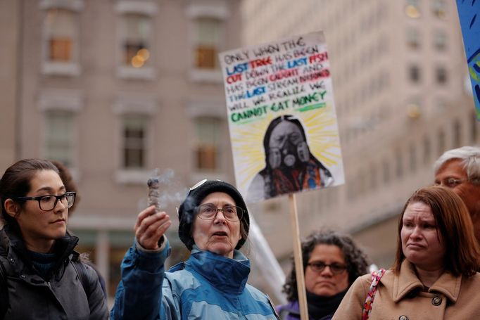 Demonstanti, kteří protestují proti ropovodu Dakota Access, před Mizuho Bank v New Yorku.