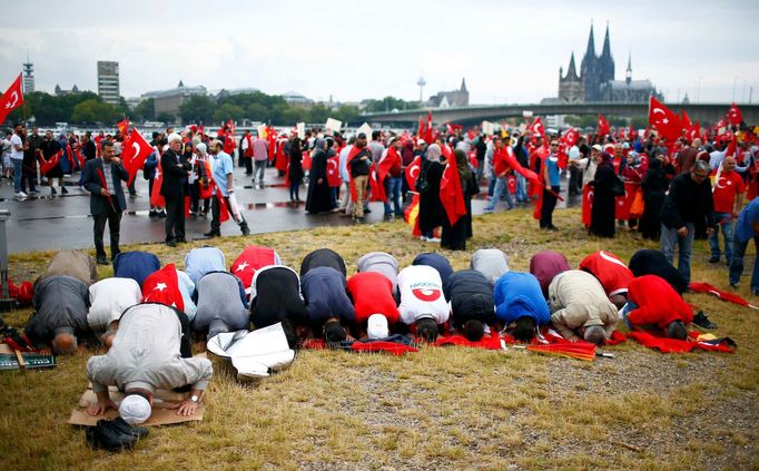 Demonstrace v Kolíně nad Rýnem na podporu tureckého prezidenta Recepa Erdogana