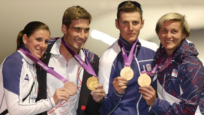Čeští medailisté po návratu z Londýna 2012.