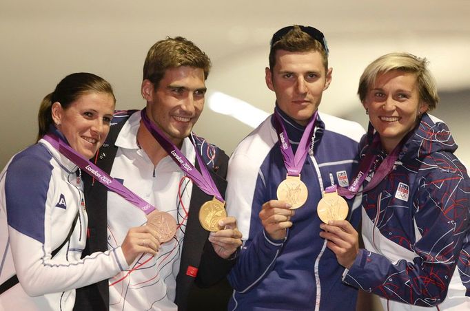 Čeští olympijští medailisté Zuzana Hejnová, David Svoboda, Jaroslav Kulhavý a Barbora Špotáková pózují po příletu z OH 2012 v Londýně do Prahy.