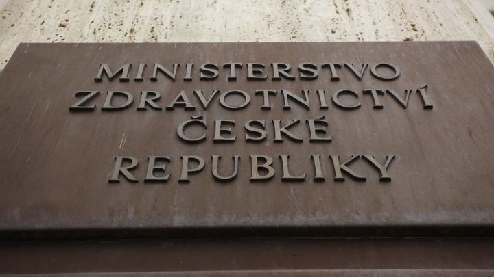 U budovy ministerstva zdravotnictví byl nalezen mrtvý muž, možná spáchal sebevraždu