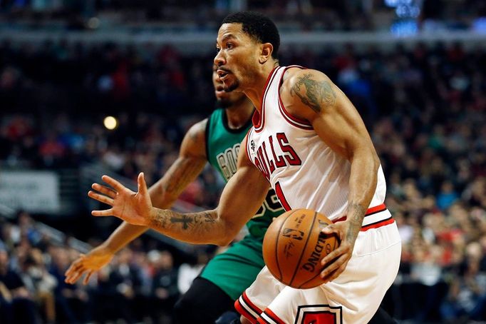 Derrick Rose z Chicaga v utkání NBA proti Bostonu.